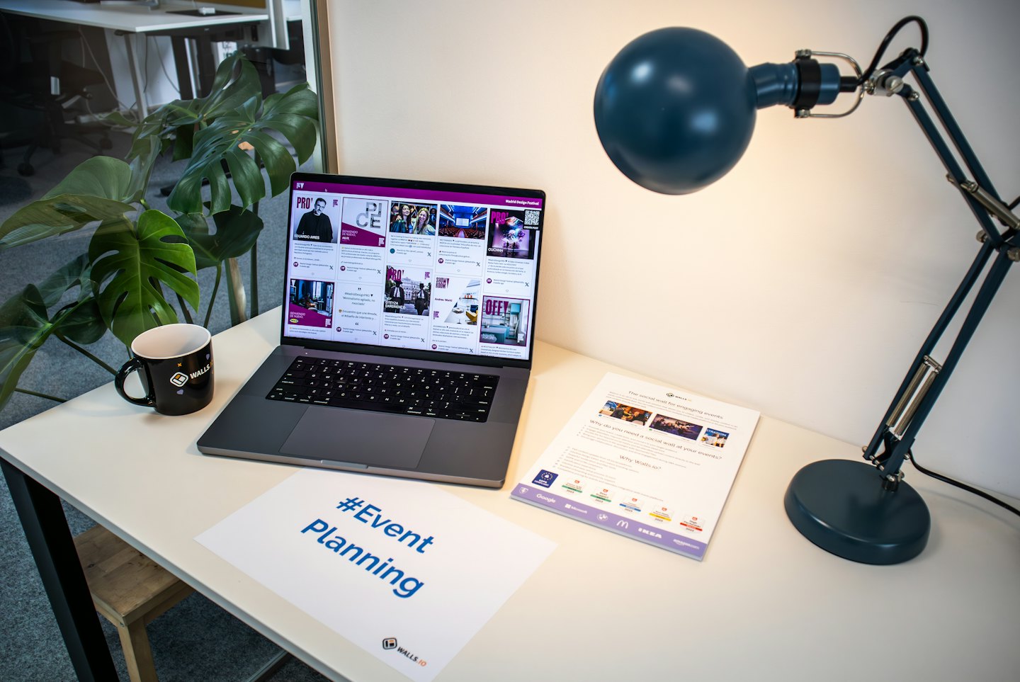 Otwarty laptop z kanałem planowania wydarzeń na biurku w nowoczesnym biurze.